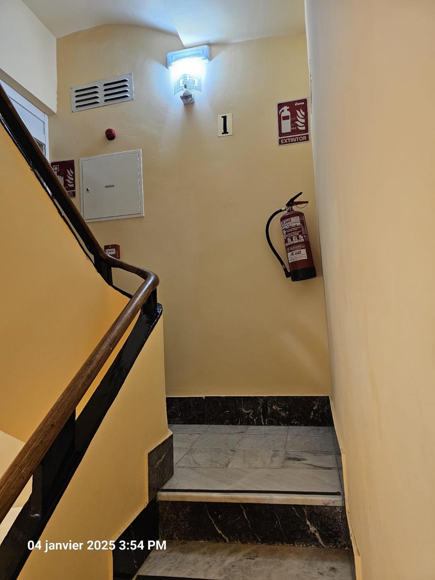 Apartamentos Turisticos Kenzamin Alicante Luaran gambar